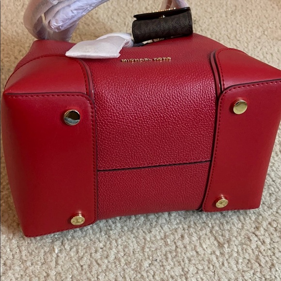 🛑Sold 🛑Michael Kors NWT red pebble leather bucke - Picture 4 of 5